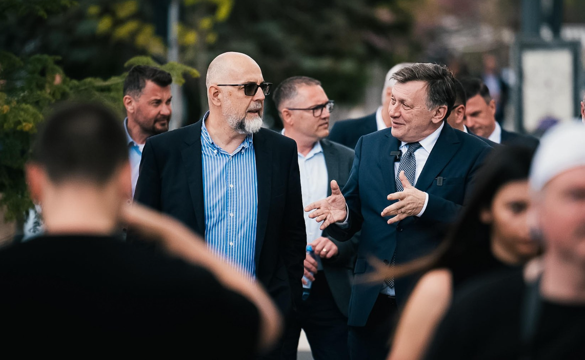 Kelemen Hunor (balra) bízik abban, hogy Antonescu (jobbra) a második körbe jut | Fotó: RMDSZ