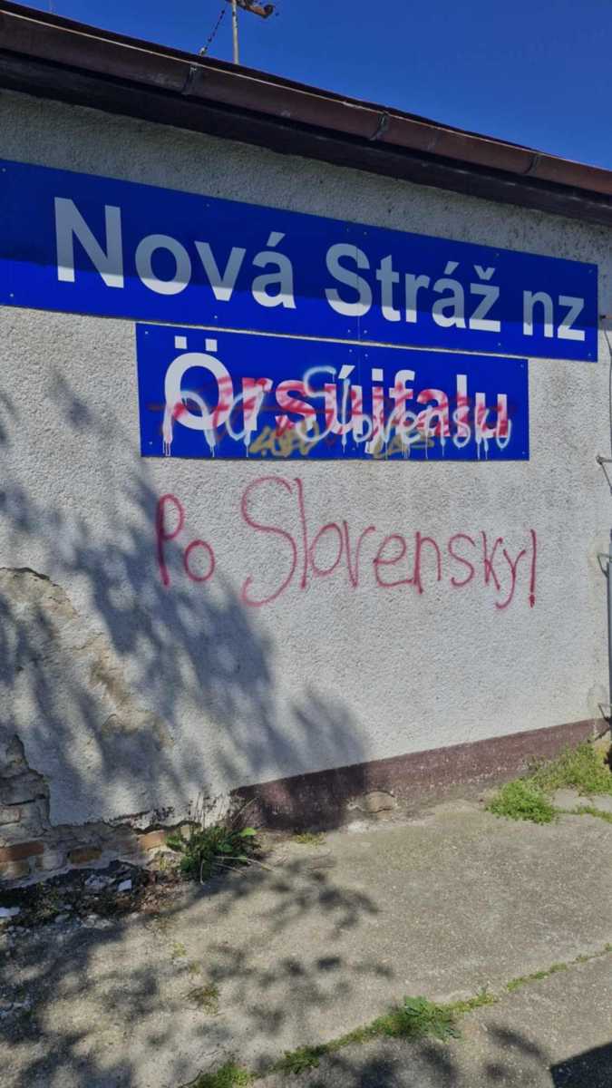 Komárom Örsújfalu városrészének vasúti táblái május 2-án l Fotó: Facebook