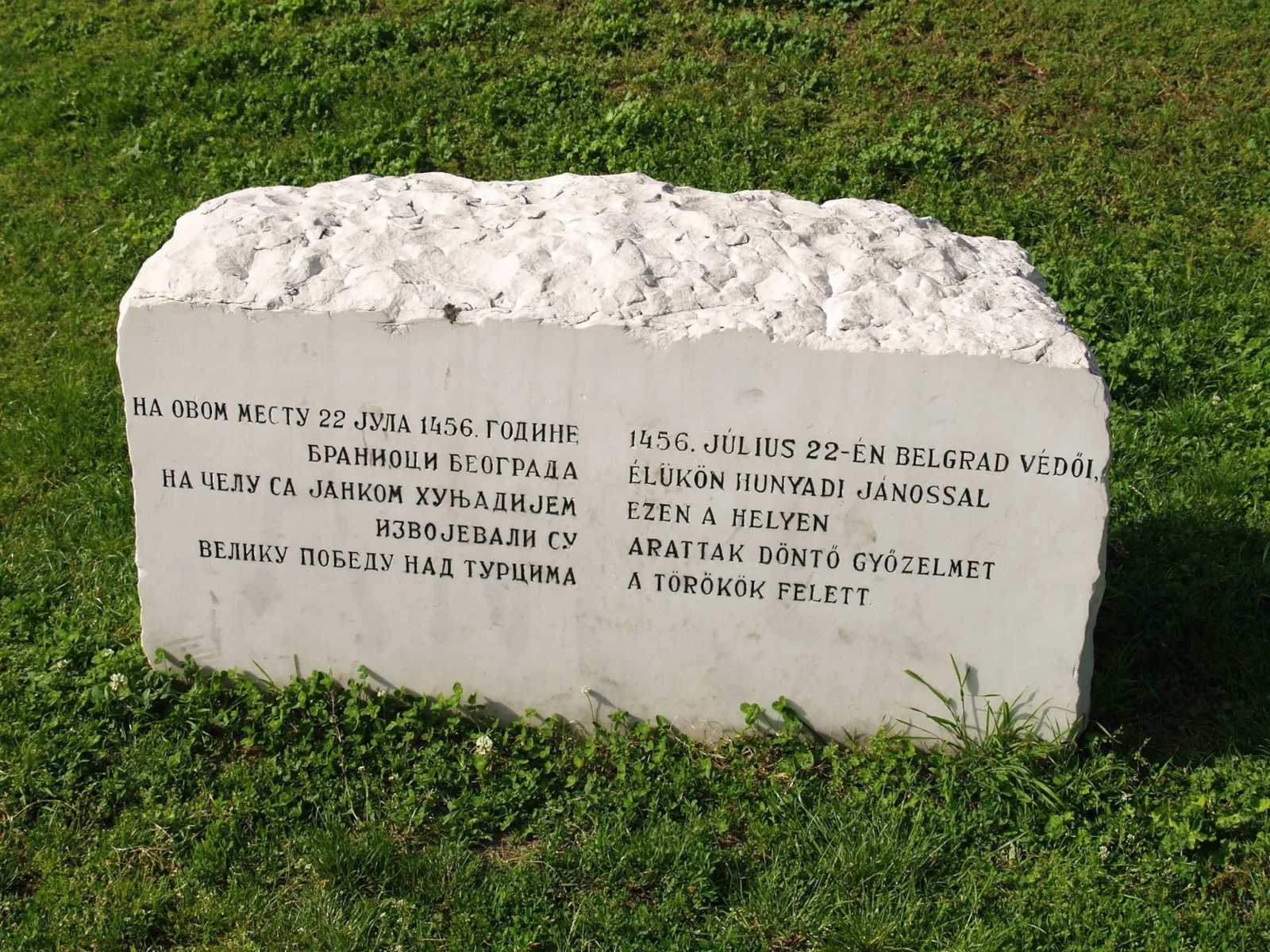 A mai belgrádi várban sétálva az 1456-os keresztény diadalnak csak egy emlékét találjuk meg, egy park közepén található emlékkő formájában | Fotó: akovekmeselnek.hu