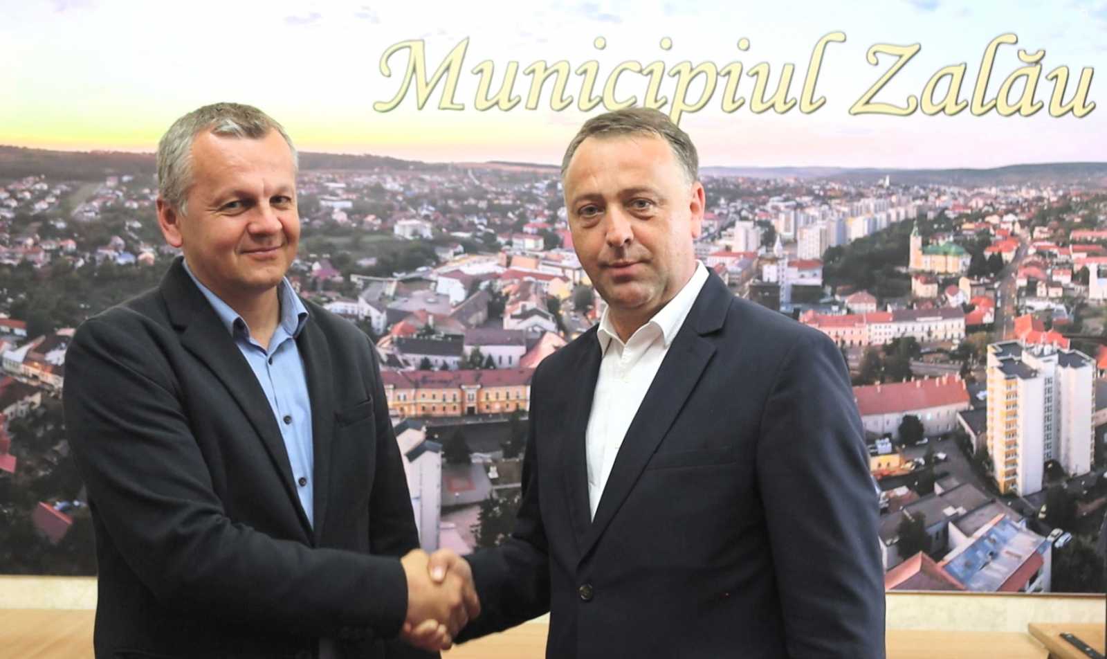 Fazakas Miklós alpolgármestert gratulált Florin Floriannak | Fotó: Kulcsár Mária