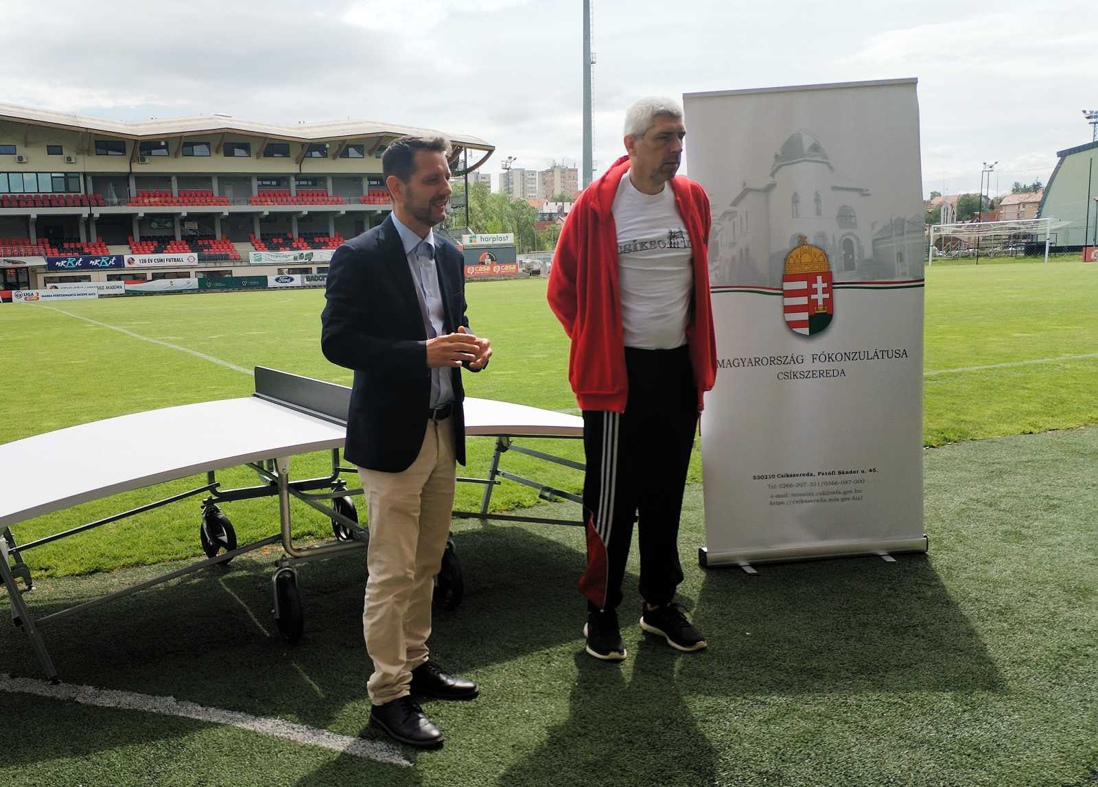 Dolhai István főkonzul és Szondy Zoltán klubelnök az FK Csíkszereda stadionjában | A szerző felvételei 