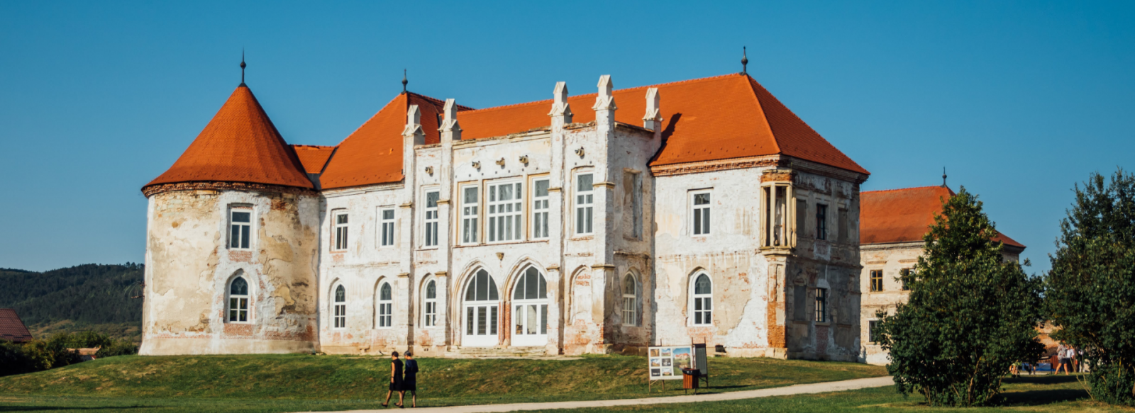 Az érdeklődők egy mesebeli környezetben ismerkedhetnek me a kastély és a Bánffy-család történetével./ Forrás: banffycastle.ro