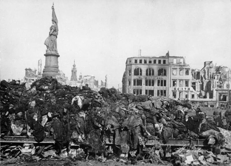 A polgári lakosság hullahegyei Drezdában. | Fotó: Wikipedia | Készítette: Bundesarchiv, Bild