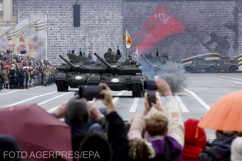 Orosz katonai járművek vonulnak a győzelem napi ünnepség katonai parádéjának főpróbáján Szentpéterváron. | Fotó: Agerpres