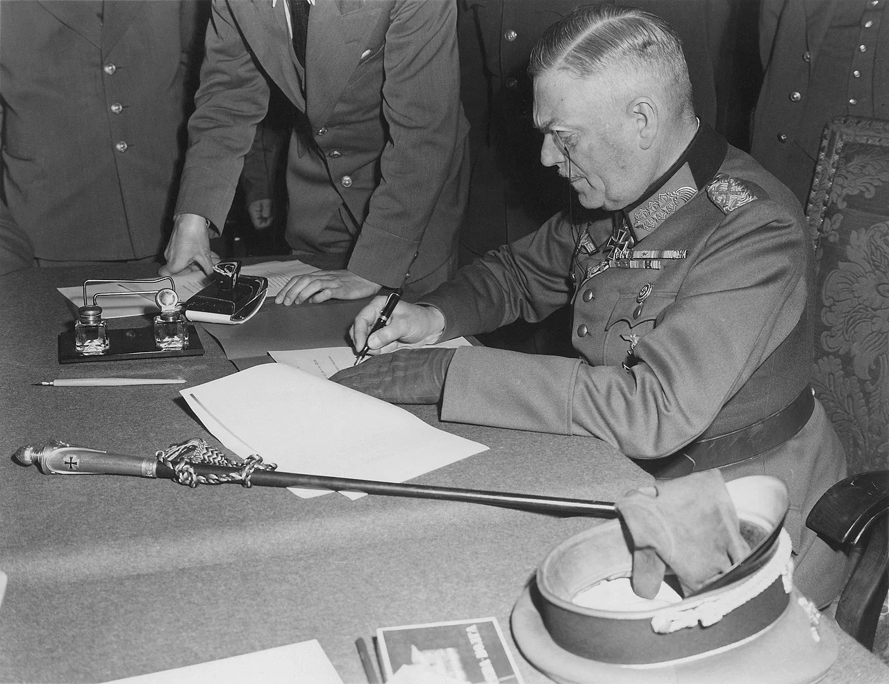 Wilhelm Keitel aláírja Németország kapitulációját | Fotó: Wikipedia | Készítette: Adam Cuerden