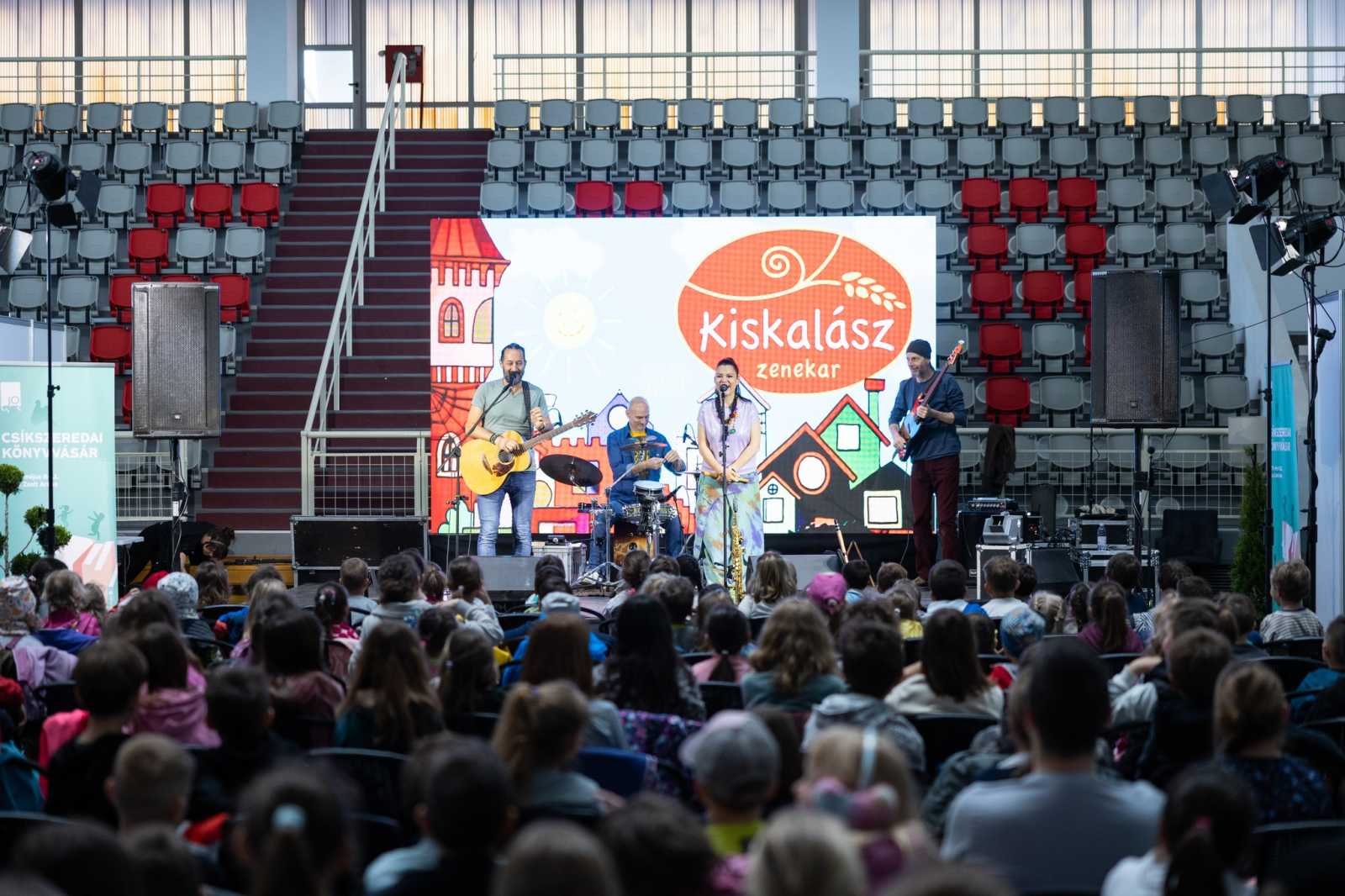 A Kiskalász zenekar gyerekkoncertje nyitotta a könyvvásár programjainak sorát | Fotók: Csíkszeredai Könyvvásár Facebook-oldala 