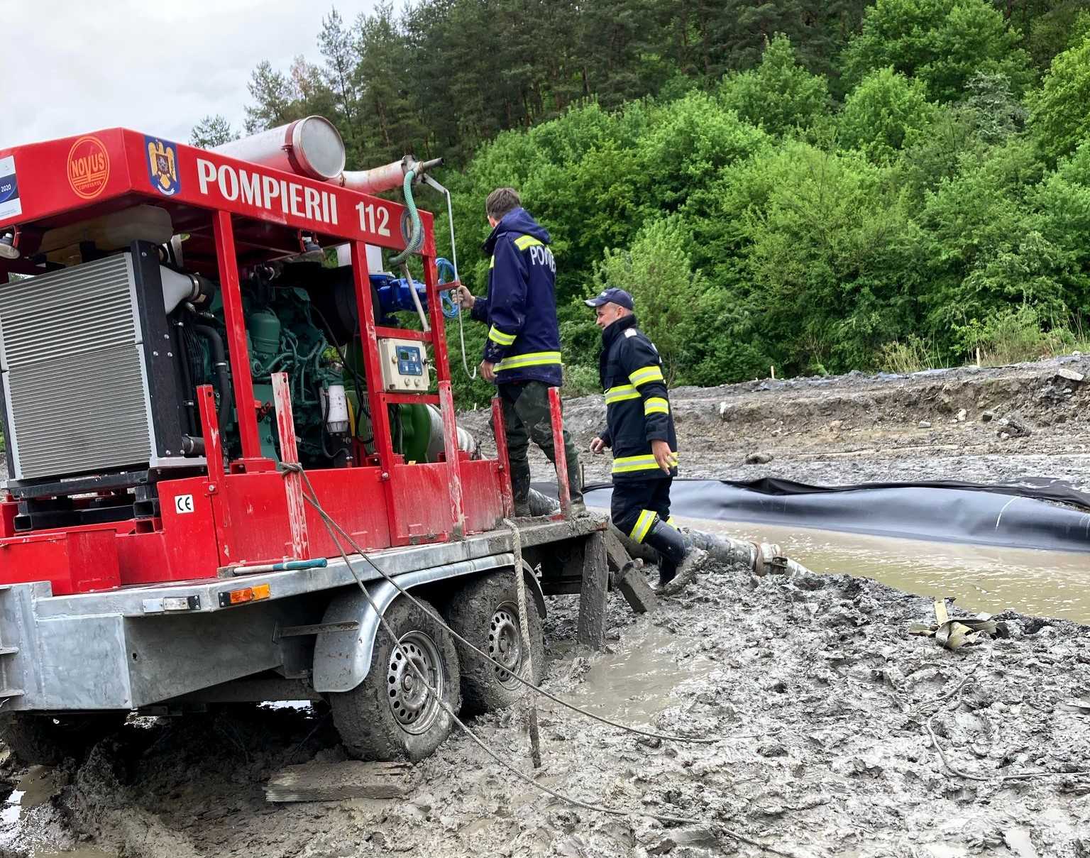 Nem könnyű a tűzoltók dolga a megáradt patakmederben | Fotók: ISU Harghita