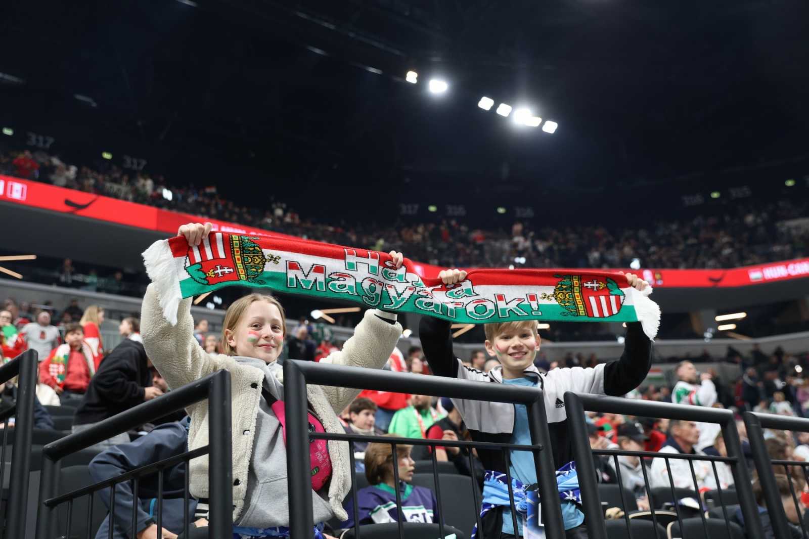 Csak a győztes csapatok játékosai jogosultak elénekelni a himnuszt./ Fotó: Magyar Jégkorong Facebook-oldala