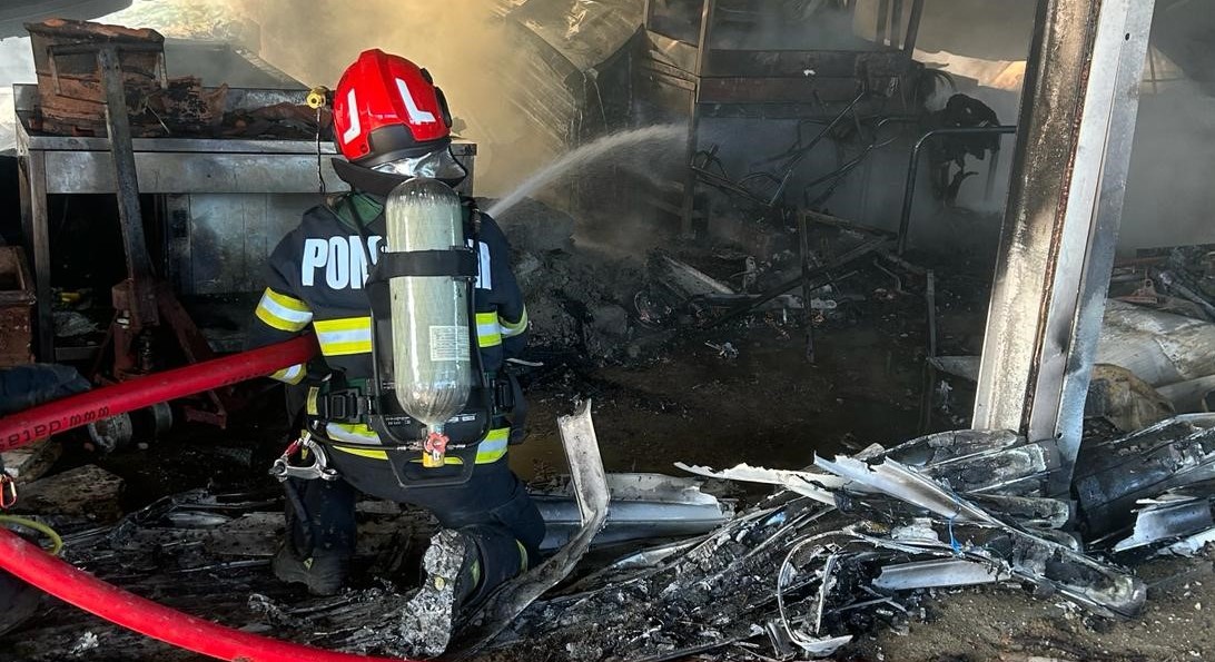A tüzet rövidzárlat okozhatta, és további hét lakásra terjedt át./ Illusztráció: katasztrófavédelem