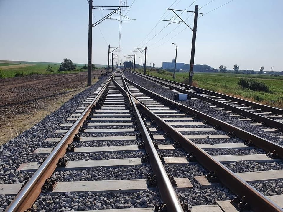 A vasúti sínekre parkolt autójával egy részeg nő./ Illusztráció: CFR