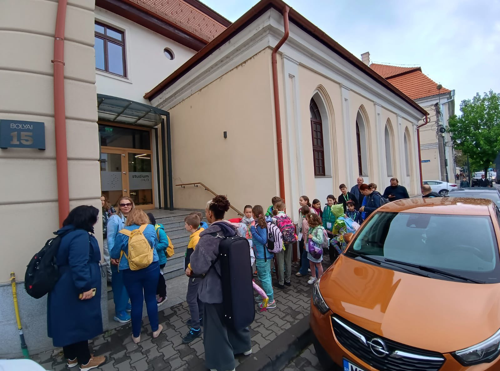 Szervezett csoportokban, felnőtt kíséretével pénteken több marosvásárhelyi gyerek ment gyalogosan vagy kerékpárral iskolába | Fotó: Marosszéki Közösségi Alapítvány