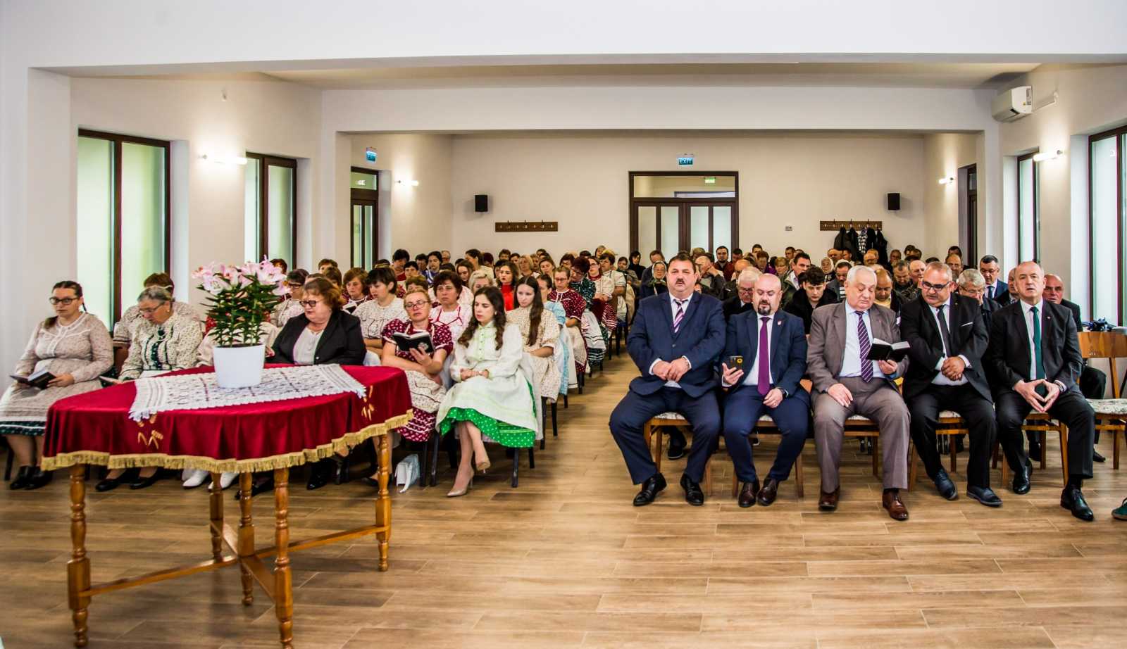 Az egész közösség számára ünnep volt a viseletek felavatása | Fotó: Kulcsár Mária