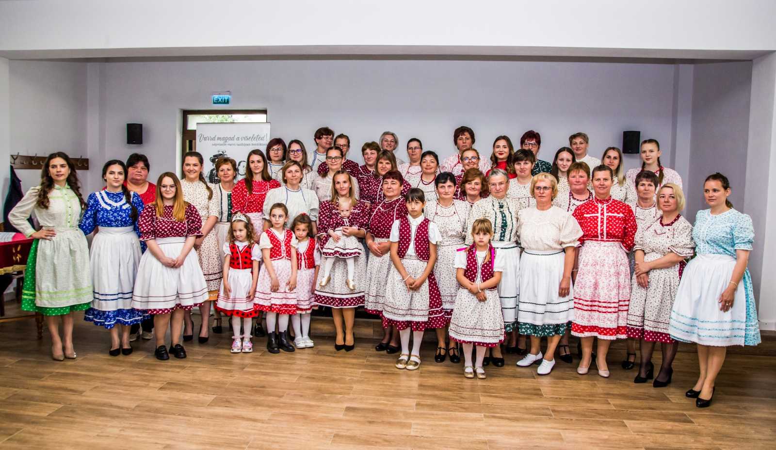 Összesen 49 felnőtt- és 10 gyerekviseltet varrtak | Fotó: Kulcsár Mária