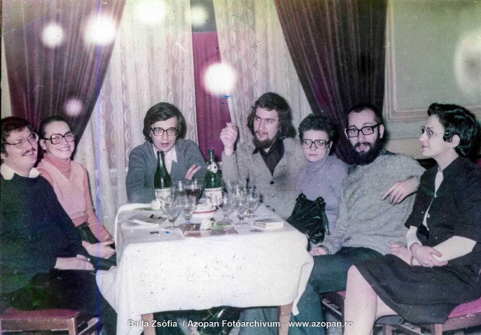 Balról: Szőcs Géza, Fränkel Anna (TGM akkori felesége), Marius Tabacu (akkor még Balla Zsófia férje), Egyed Péter, Andrási Katalin (Egyed Péter felesége), Tamás Gáspár Miklós és Balla Zsófia Kolozsvár, a New York (Continental) sörözőjében egy Gaál Gábor köri estély után. 1978. március 17./ Fotó: Balla Zsófia/ Azopan Fotóarchívum