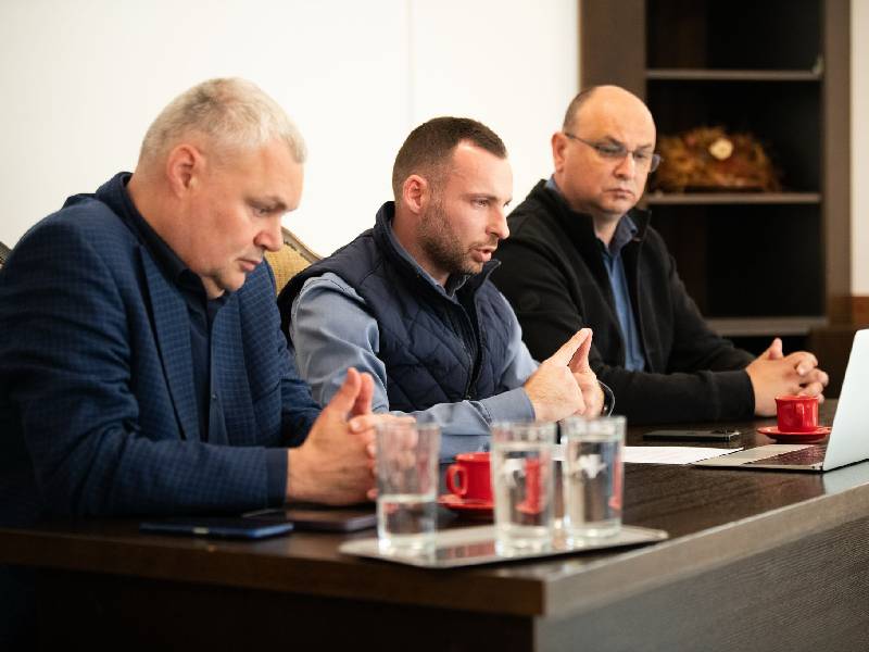 Petres Sándor prefektus, Bíró Barna Botond megyeitanács-elnök és Nyárgus László polgármester | Fotó: Hargita Megye Tanácsa 
