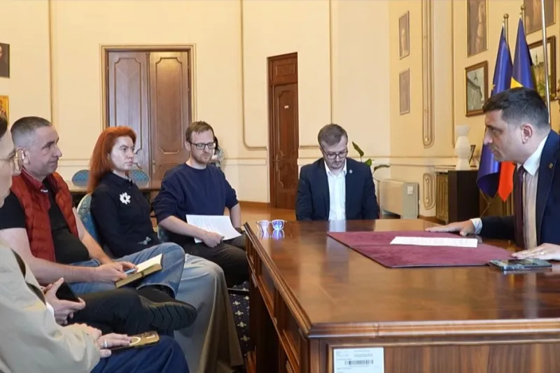 Leszidta, közben lefilmezte az újságírókat | Fotó: képernyőmentés