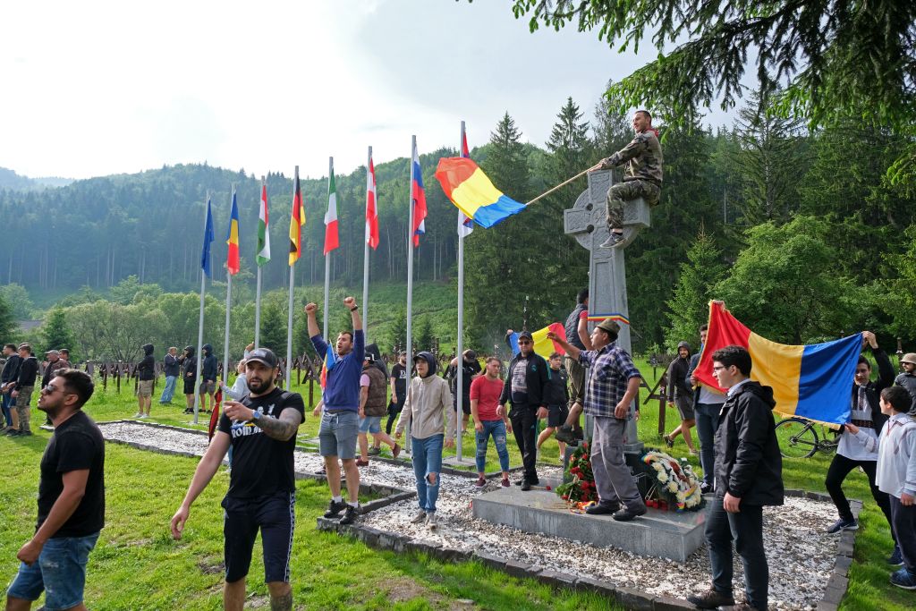 2019. június 6-án rohamozták meg a katonatemetőt a szélsőségesek, áttörve a székelyek által kialakított élőláncot | Fotó: MTI