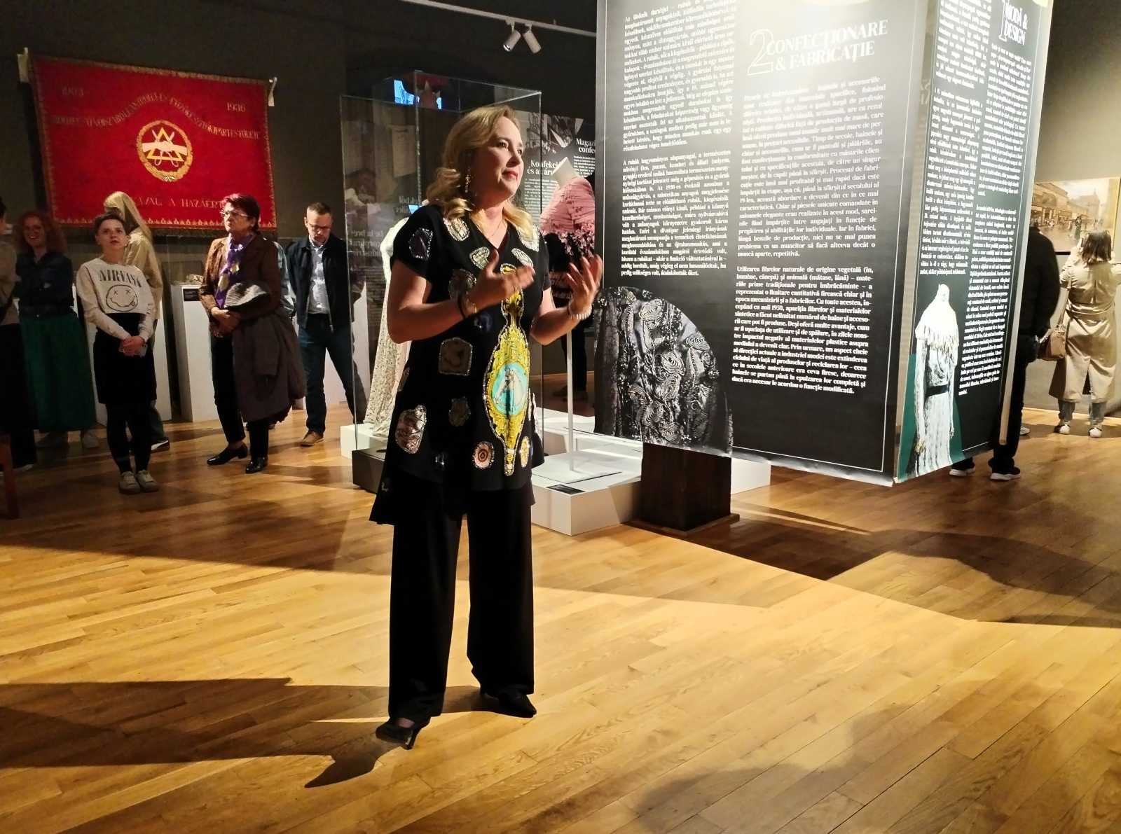 Dr.Szatmári Judit Anna, a kiállítás kurátora | A szerző felvétele