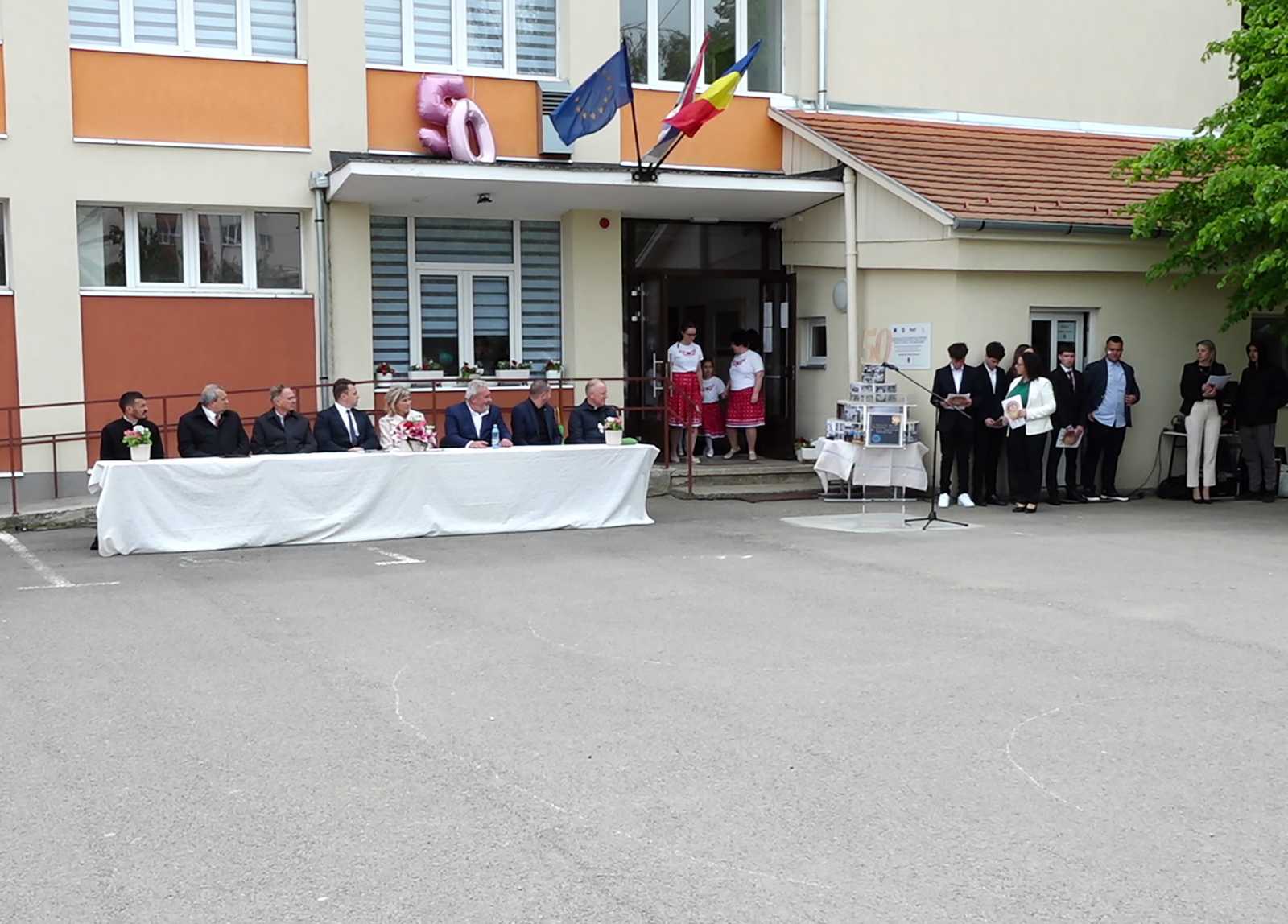 Ünneplőbe öltözött az iskola. | A szerző felvételei