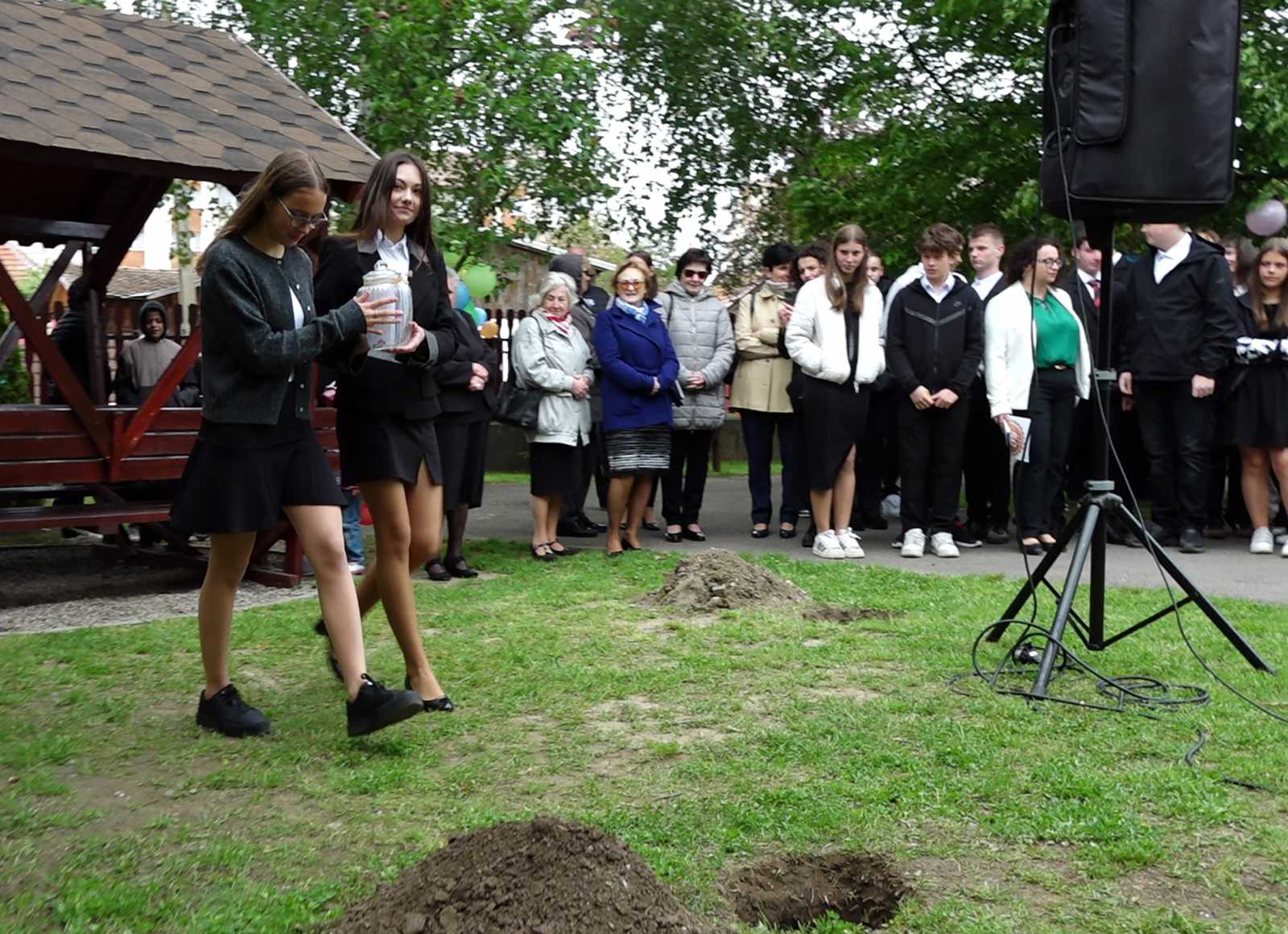 Időkapszulát helyeztek el és facsemetét ültettek az udvaron.
