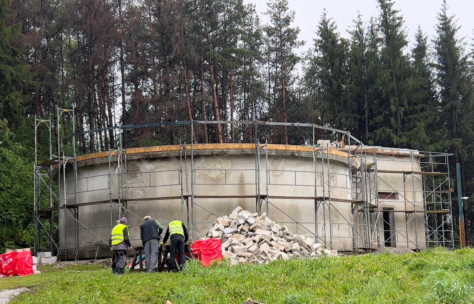 Már dolgoznak a kórház vízgyűjtőjének felújításán | Fotó: Csíkszeredai Megyei Sürgősségi Kórház