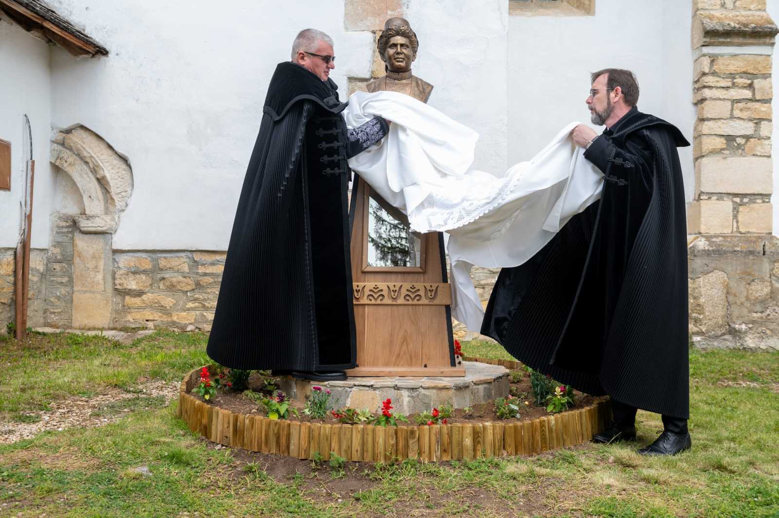 Leleplezik a szobrot | Fotó: Erdélyi Református Egyházkerület/Kiss Gábor