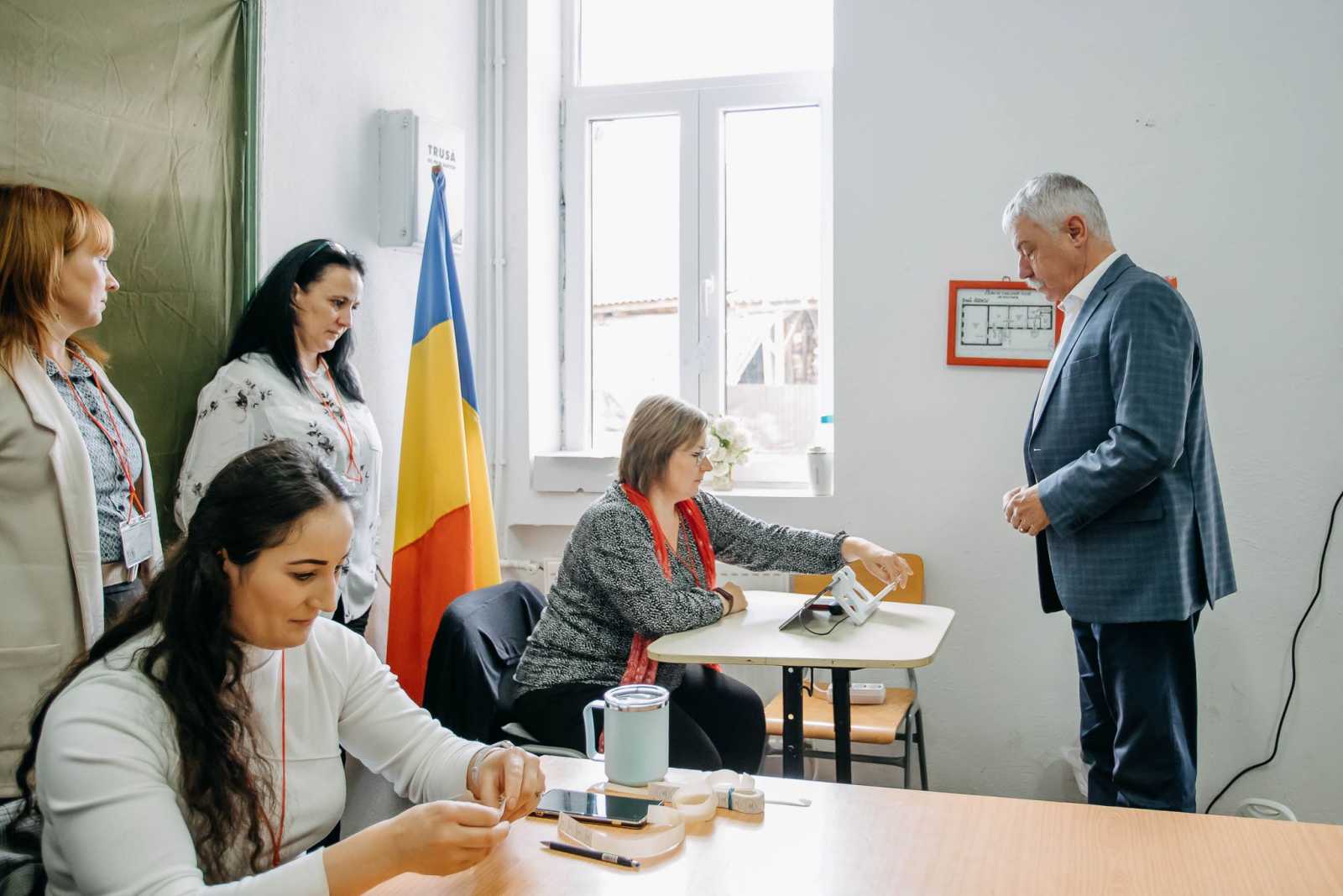Tamás Sándor, a megyei önkormányzat vezetője Oroszfaluban tíz órakor szavazott. | Fotó: RMDSZ