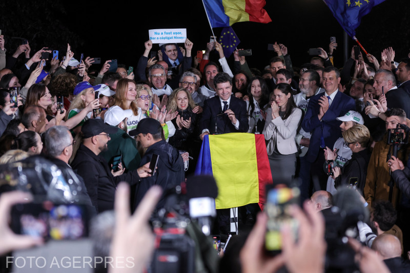 Ezrekkel ünnepelt az éjszaka az elnökválasztás győztese. | Fotó. Agerpres