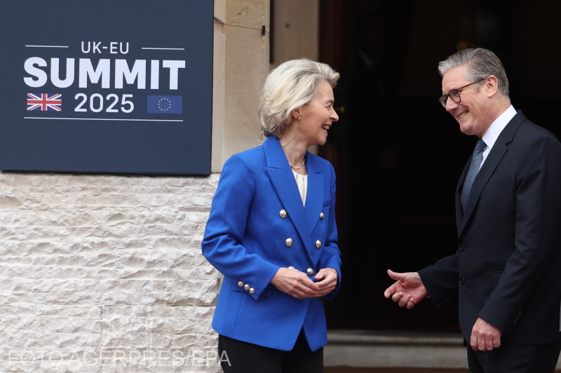 Ursula von der Leyent, az Európai Bizottság elnökét (balra) üdvözli Keir Starmer brit miniszterelnök, amikor megérkezik az Egyesült Királyság és az EU csúcstalálkozójára a londoni Lancaster House-ba. | Fotó: Agerpres