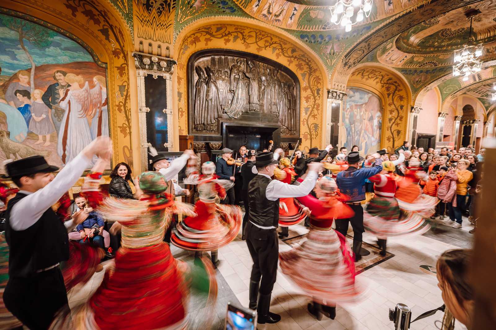 Flashmob a marosvásárhelyi Kultúrpalota előterében a Múzeumok éjszakáján | Fotó: Maros Megyei Múzeum 