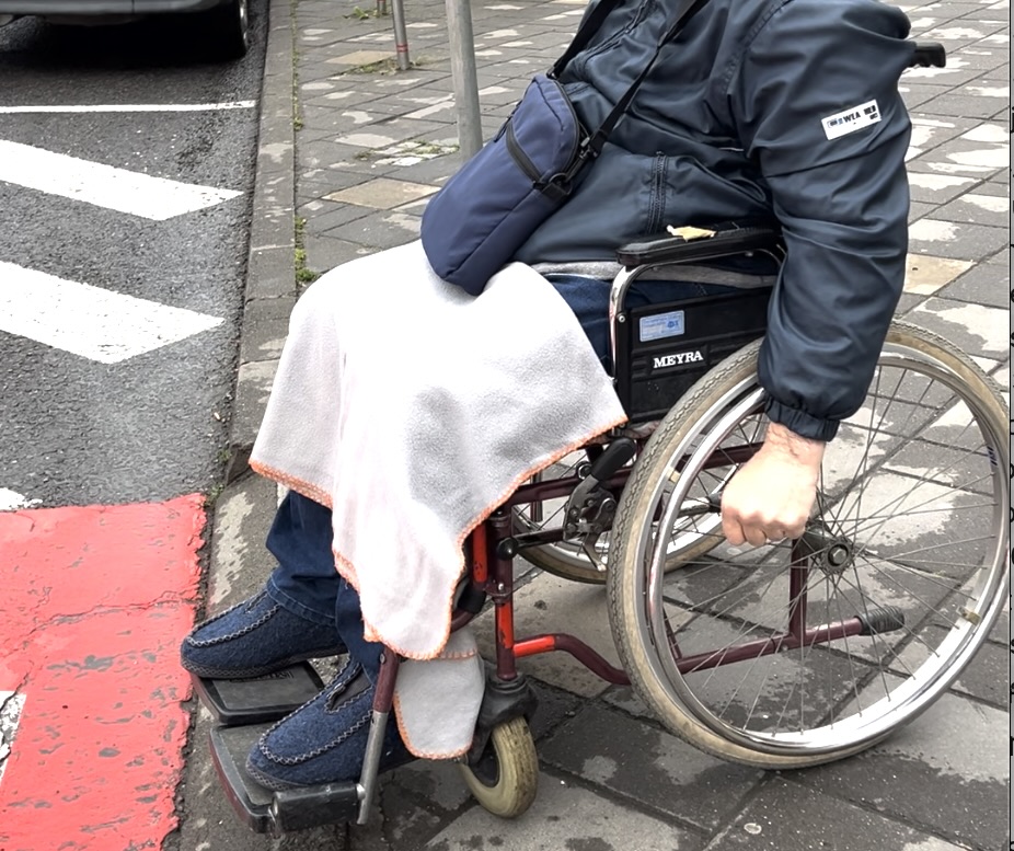 A magas járdaszegély miatt a kerekesszékkel önállóan nem tud átkelni | Fotó: Rákóczi Kinga