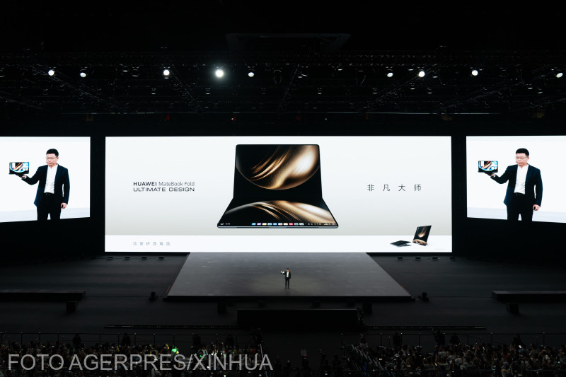 A Huawei ügyvezető igazgatója, Jü Cseng-tung bemutatja a Huawei MateBook Fold Ultimate Design-t a Huawei MateBook Pro és MateBook Fold Ultimate Design bemutatóján. | Fotó: Agerpres/Xinhua