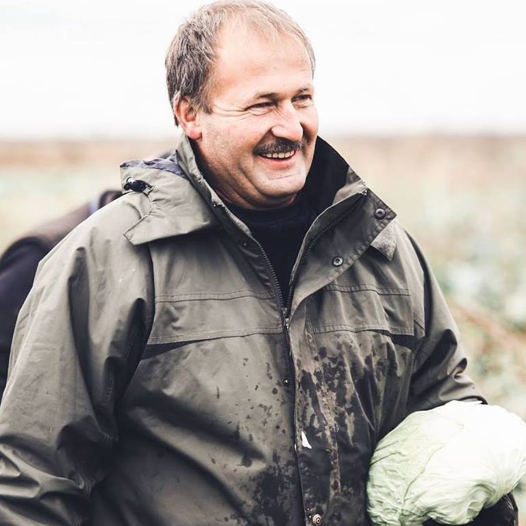 Lukács Géza maga termelte káposztával