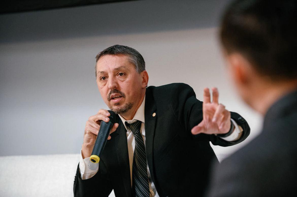 Daniel David pragmatikusan oktatná az alapvető tudnivalókat | Fotó: a tanügyminisztérium Facebook-oldala