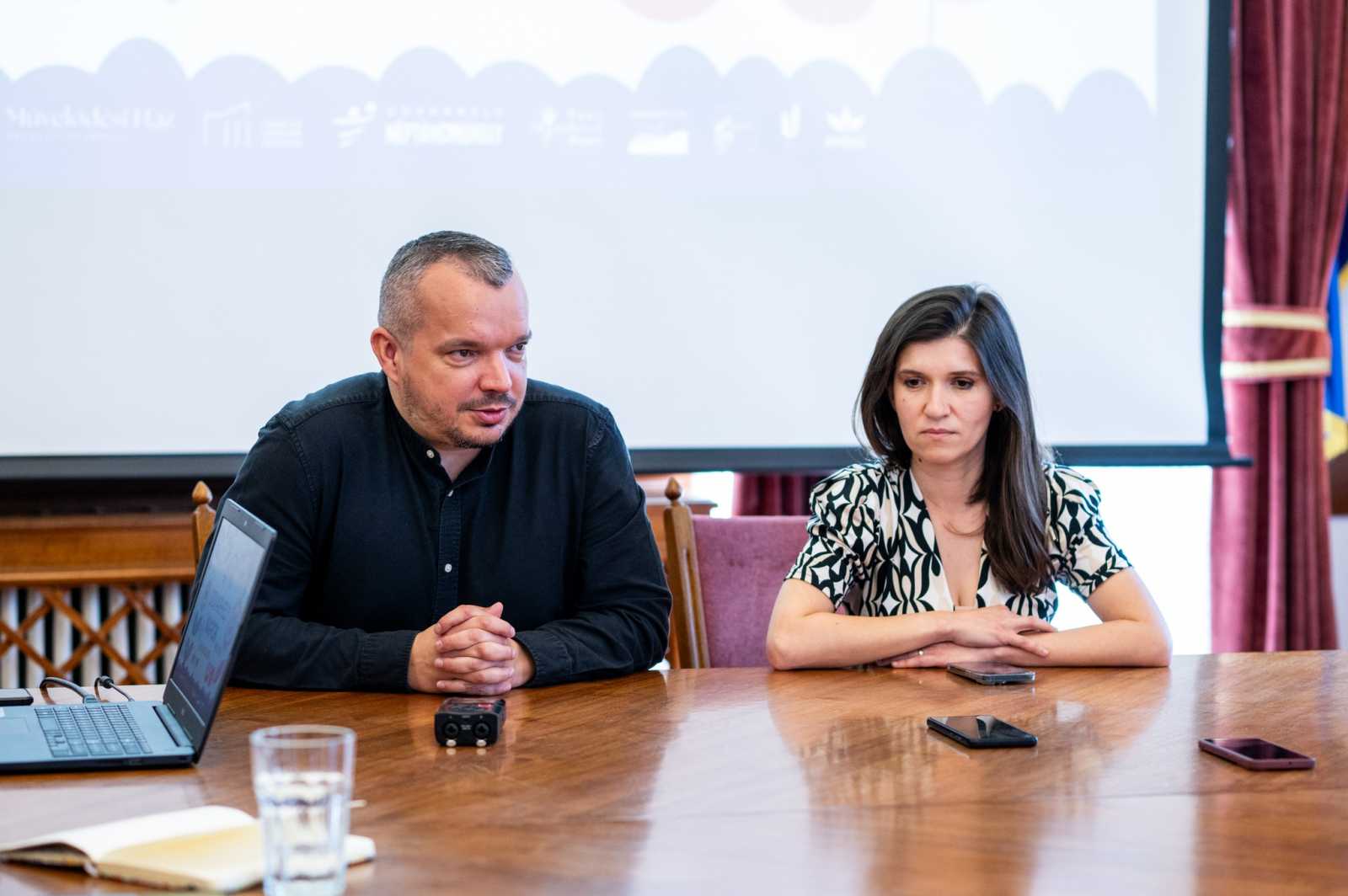 Szakács-Paál István polgármester és Simon Mária Tímea, a Művelődési Ház igazgatója ismertette a felhozatalt | Fotó: udvarhely.ro