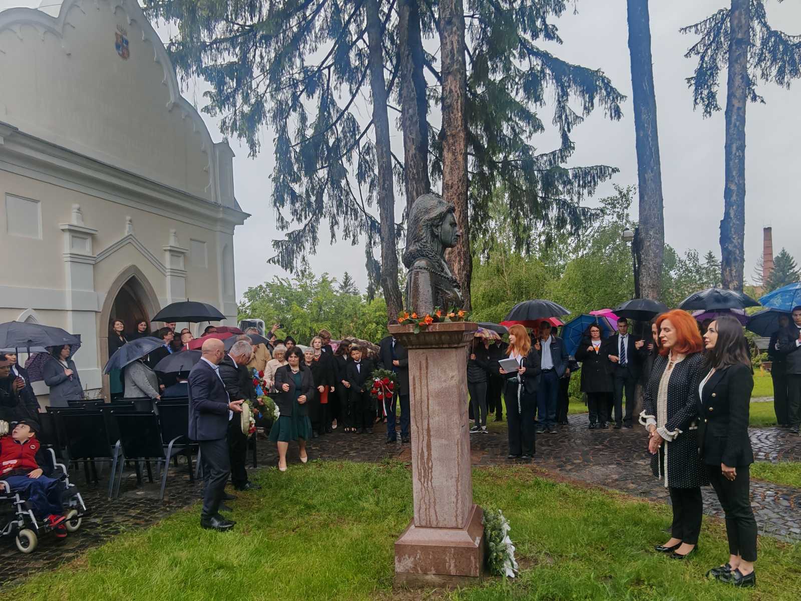 Megkoszorúzták Szentkereszty Stefánia mellszobrát | A szerző felvétele