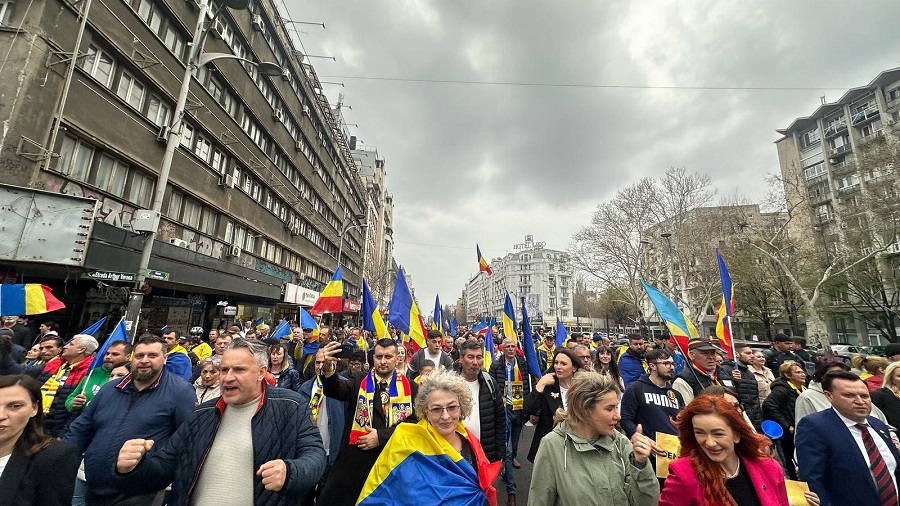 Ti tüntessetek | Korábbi fotó: George Simion Facebook oldala