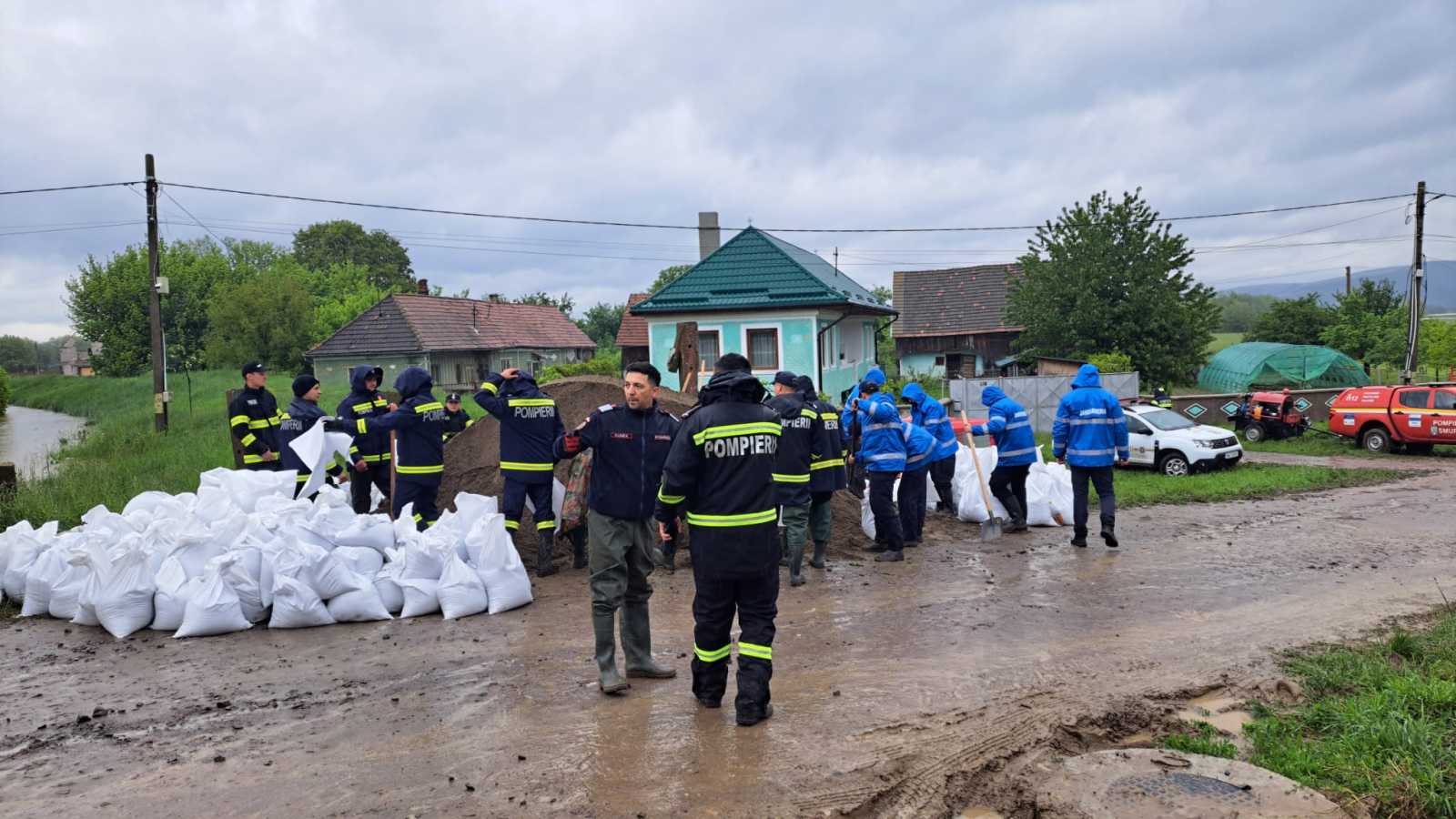 A katasztrófavédelem és a helyi önkéntesek vállvetve küzdenek | Fotó: Apele Romane