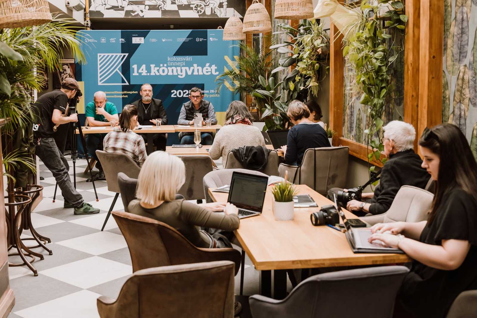 Az ünnepi könyvhét beharangozóján a programszervezők. | Fotók: a Kolozsvári Ünnepi Könyvhét Facebook-oldala