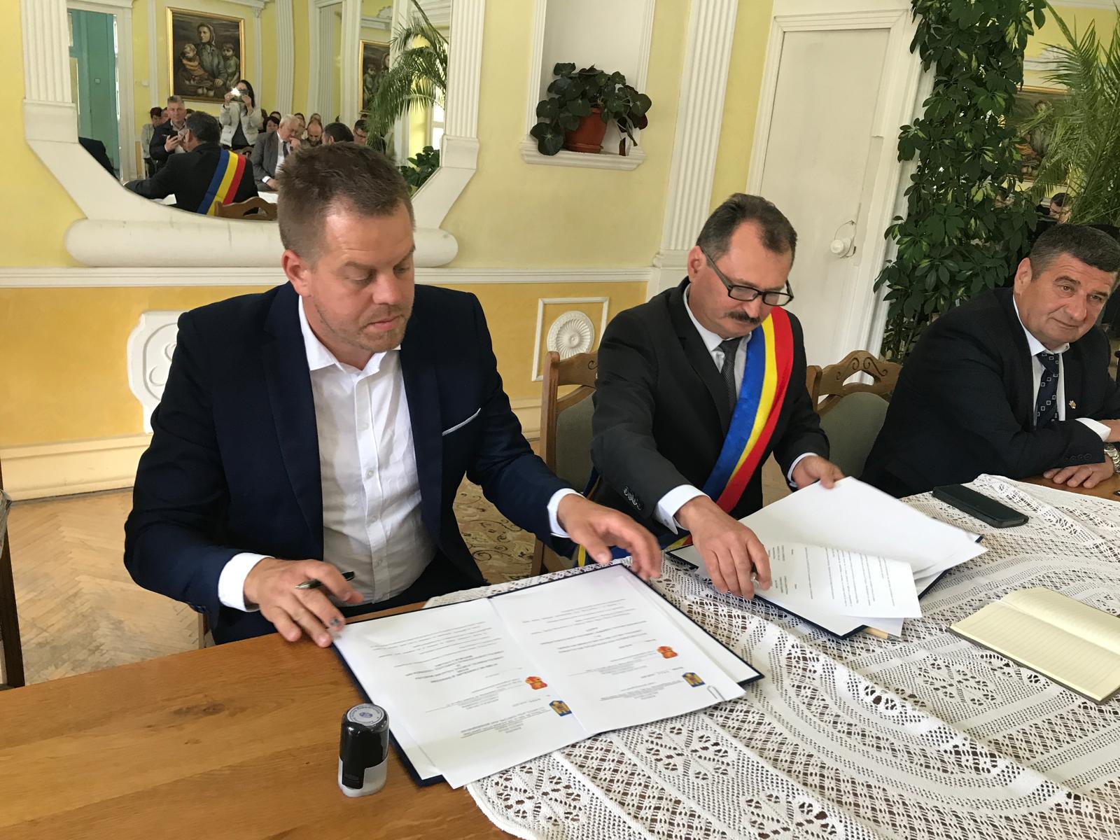 Lesencetomaj és Szilágyperecsen elöljárói aláírták az együttműködési szerződést | Fotó: Kulcsár Mária