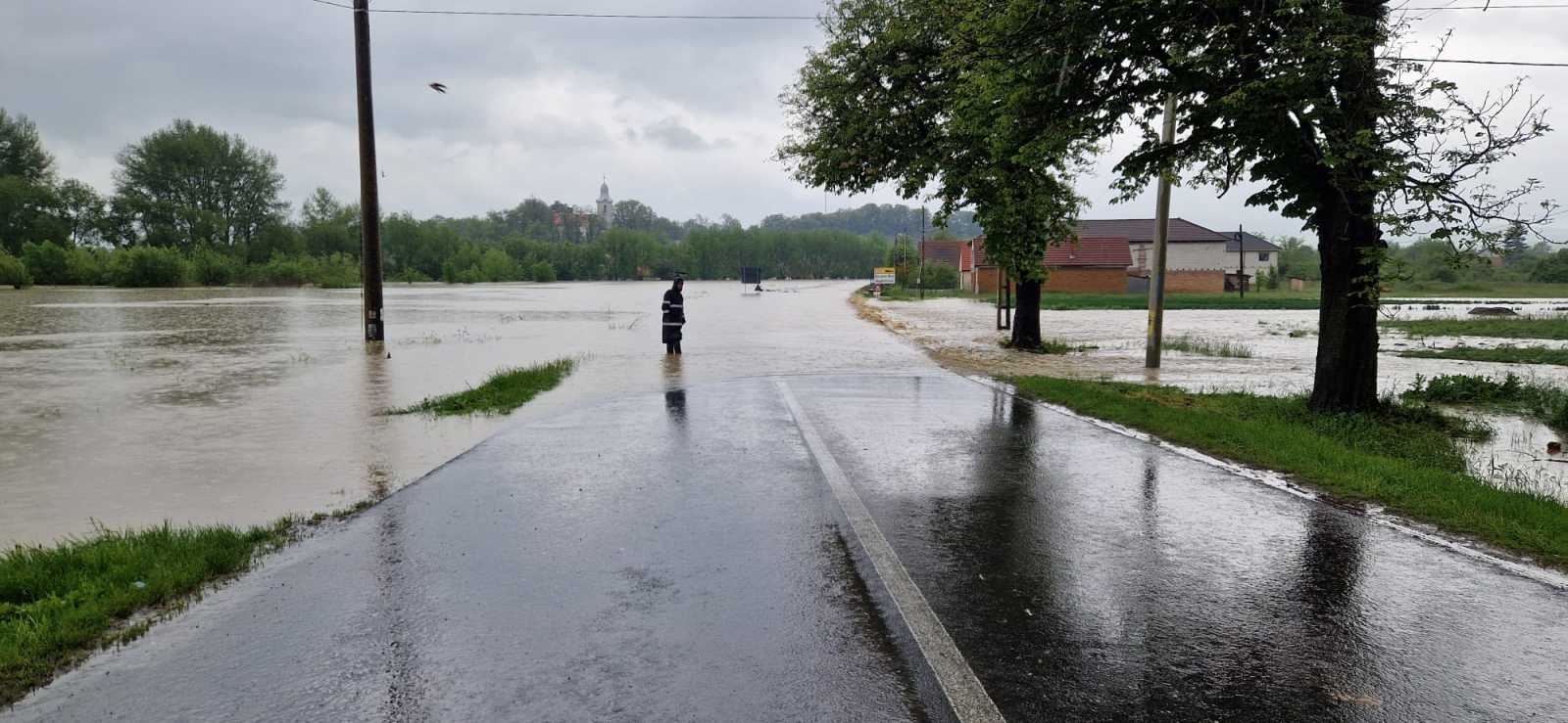 Teljes útlezárást rendeltek el a víz borította megyei úton