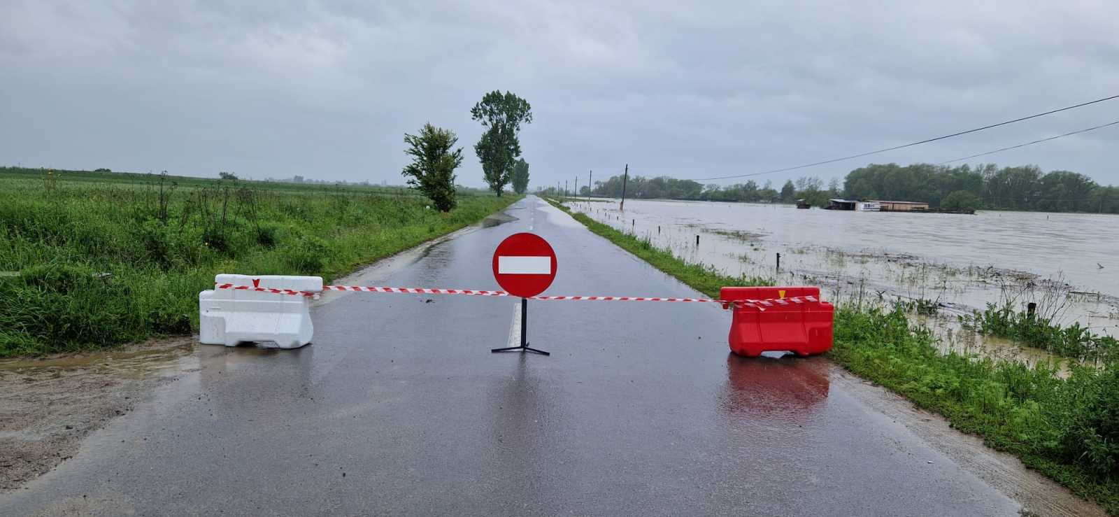 Hevenyészett útzár Szörcse és Orbaitelek között.