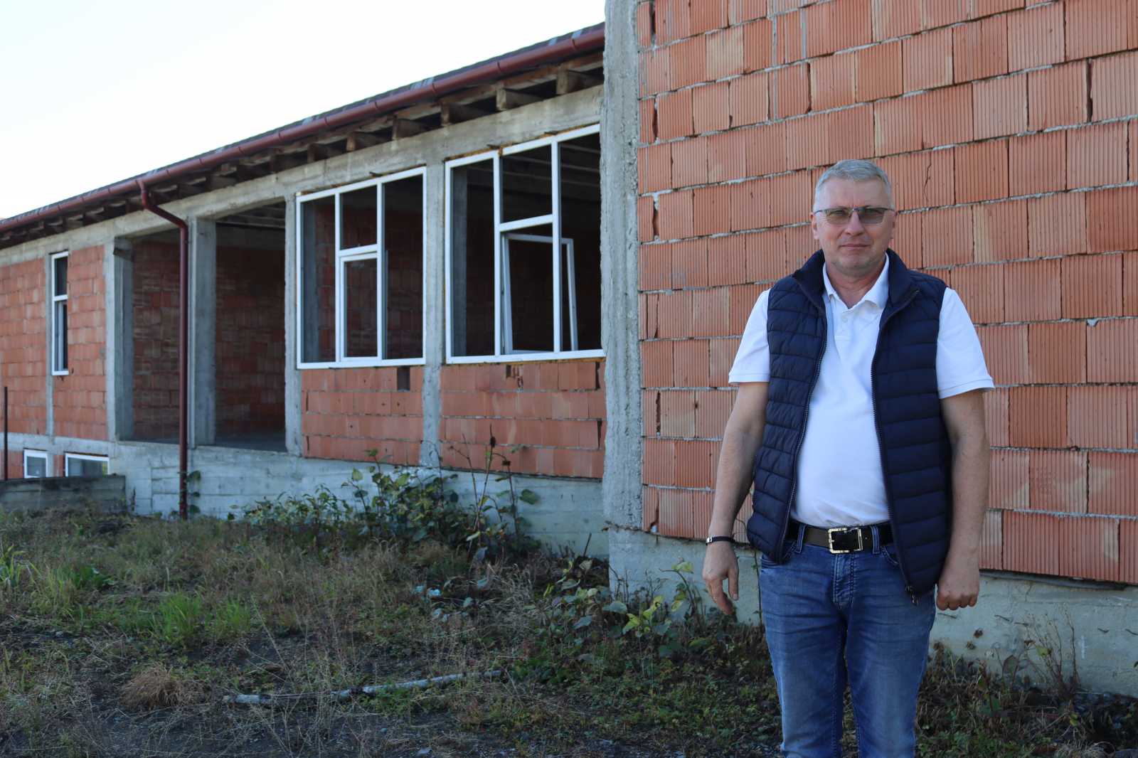 Félig kész az épület, ahol az iskola, óvoda, faluház és  orvosi rendelő működne | A szerző felvételei