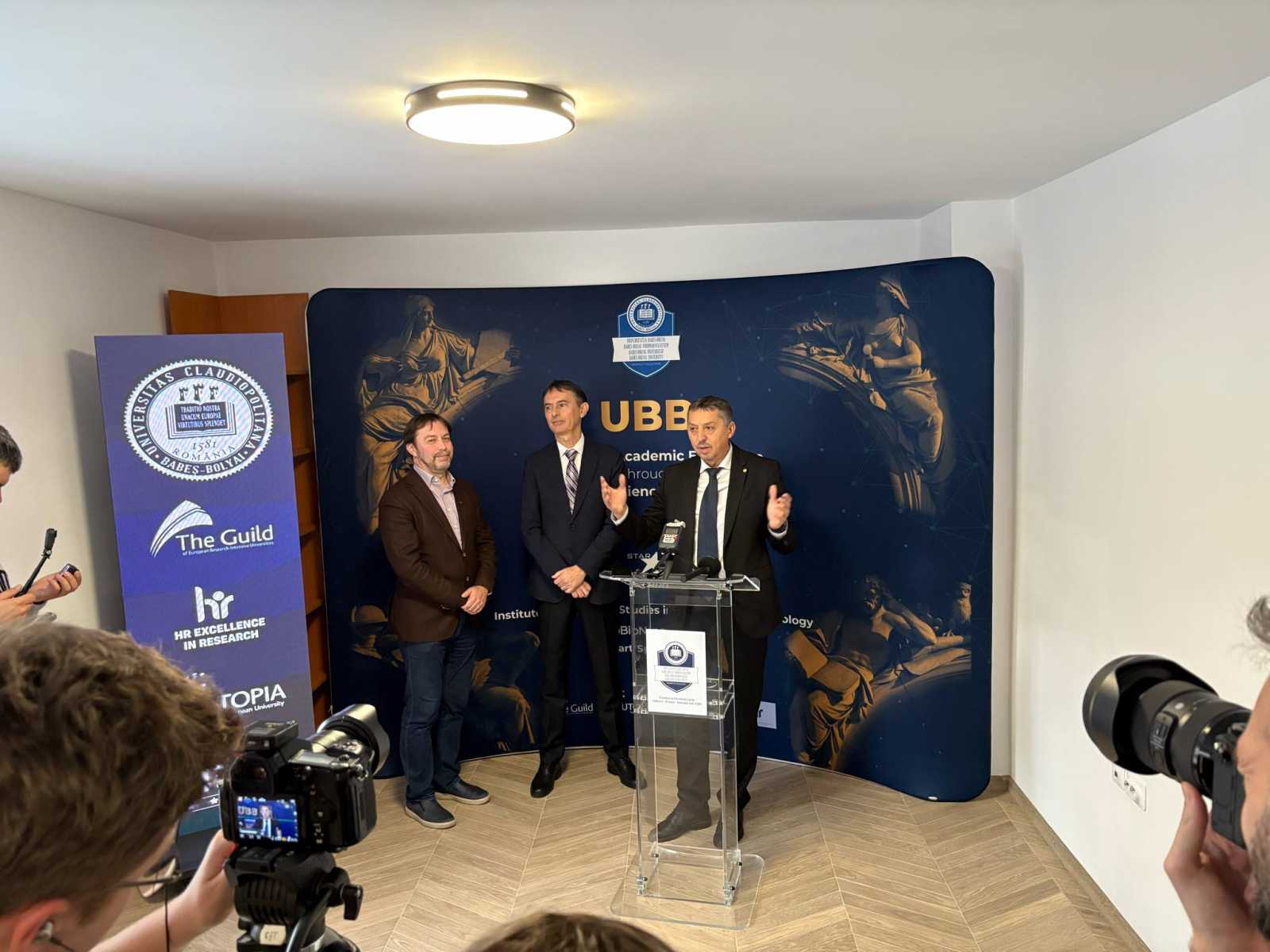 Hivatalosan megnyitották a BBTE új karát. A képen balról jobbra Markó Bálint, Adrian Petrușel, Daniel David.  Fotók: a szerző felvételei