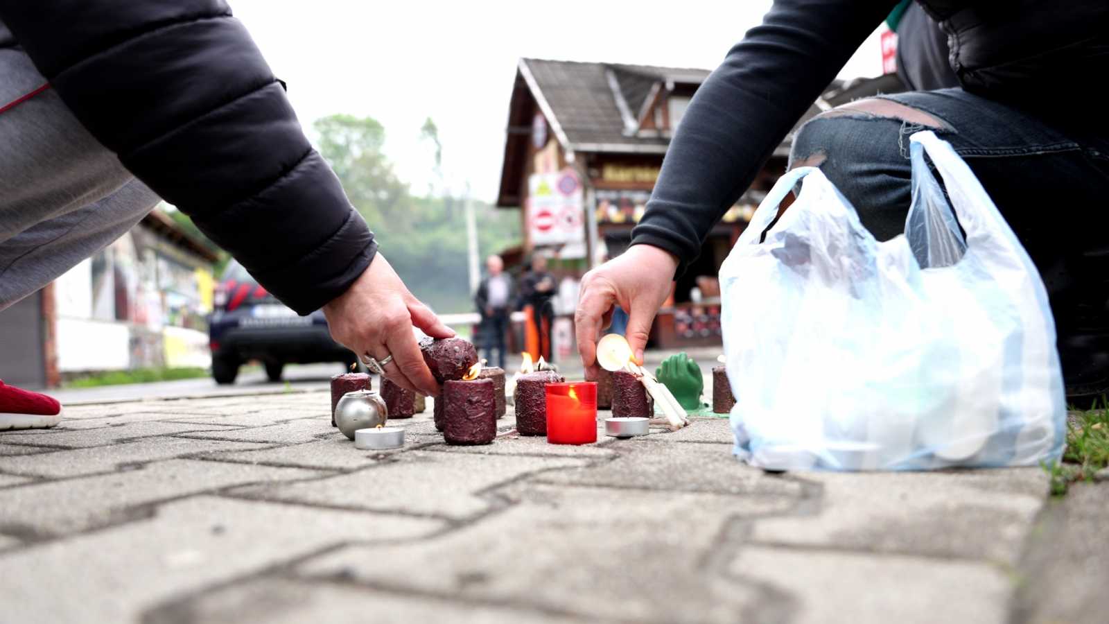 Gyertyák Parajdon. Gyász és kétségbeesés