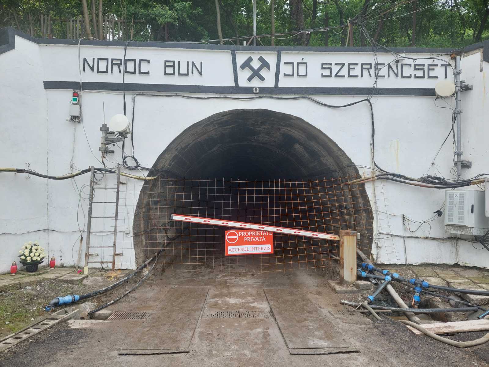 Lezárva – üresen ásít a bányabejárat | A szerző felvételei