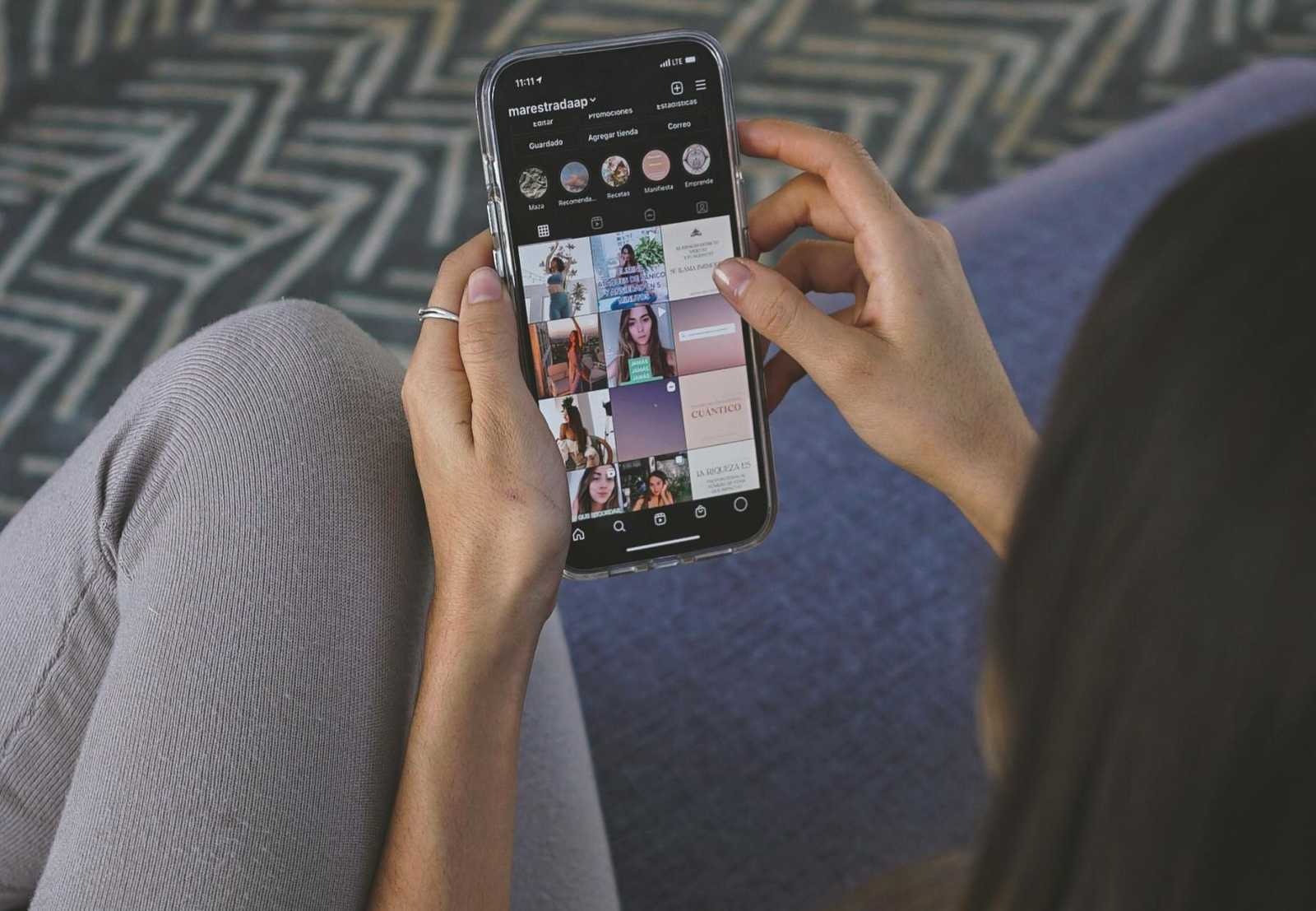Nagyon megfontolandó, kivel osztjuk meg a gyermekeinkről szóló fotóinkat, videóinkat. | Fotó: Pexels