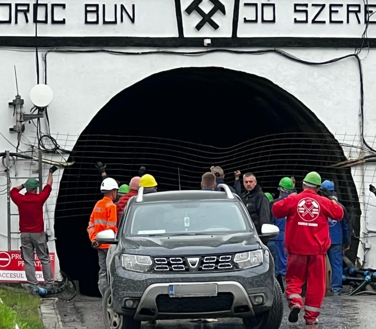 Nincs tovább, az utolsó bányarészt is el kellett hagyniuk a mentést végző dolgozóknak. | Fotó: olvasói felvétel