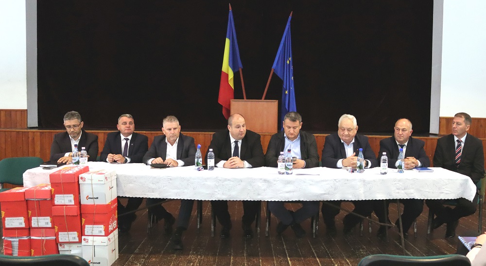 A telekkönyvek átadására ünnepélyes keretek között került sor | A szerző fotói