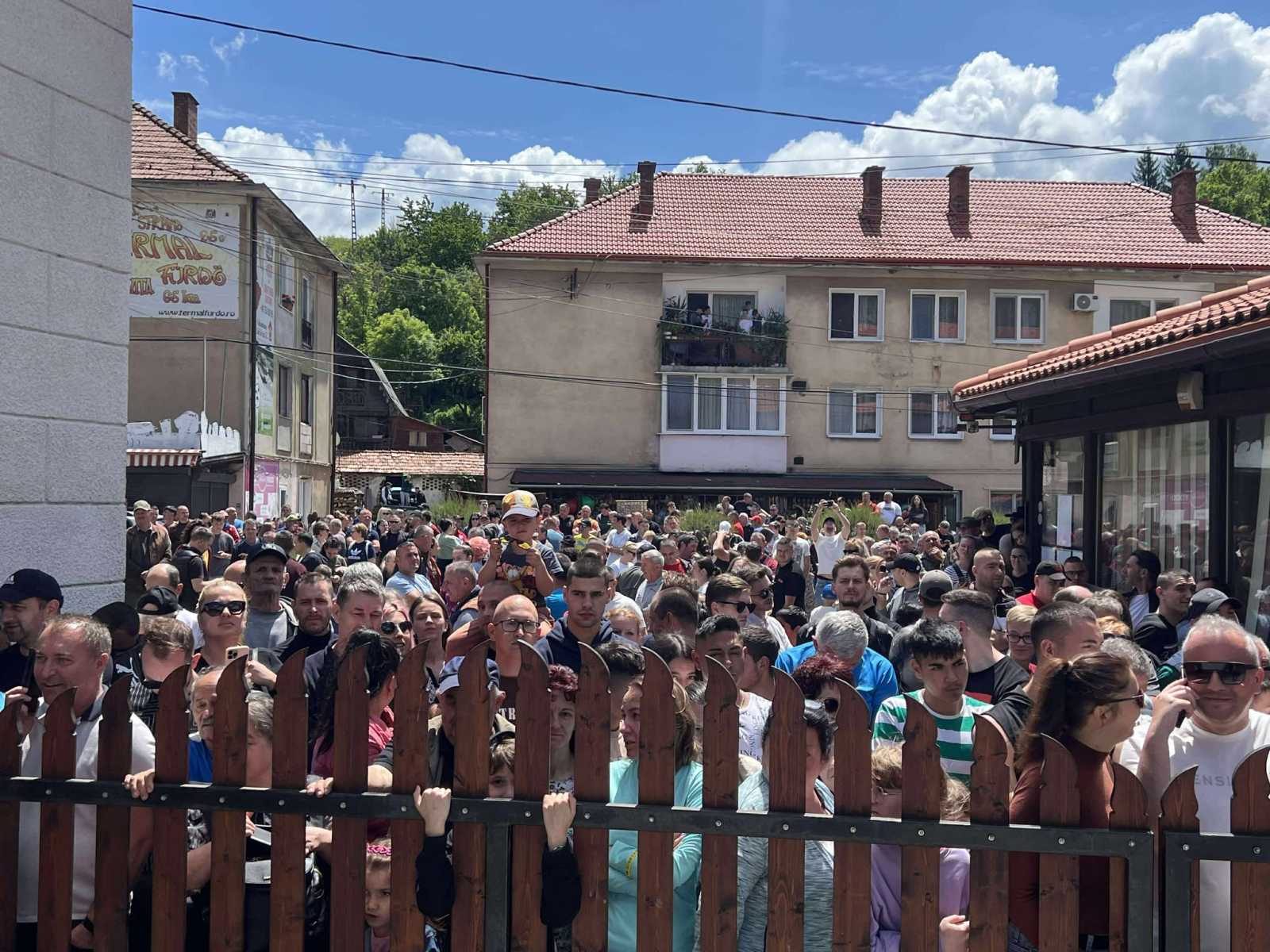 Százak vártak egy válaszra szombaton. | Fotó: Maszol